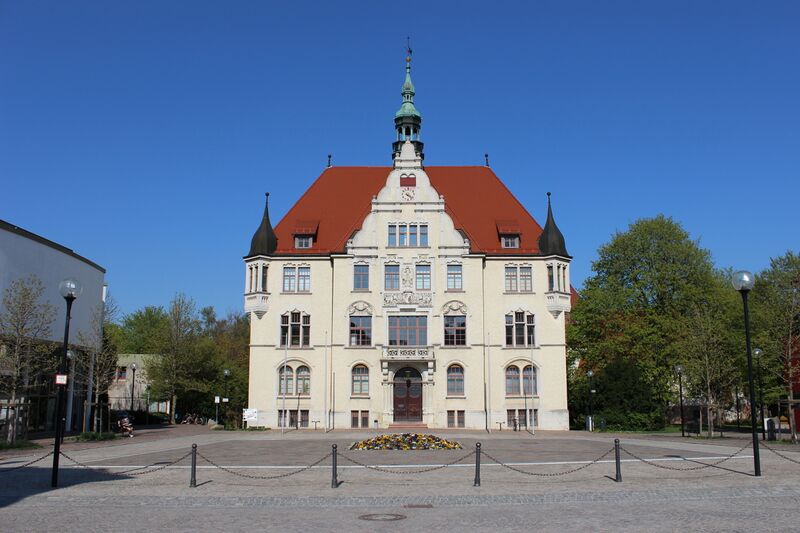 ملف:Rathaus Trossingen weit.JPG
