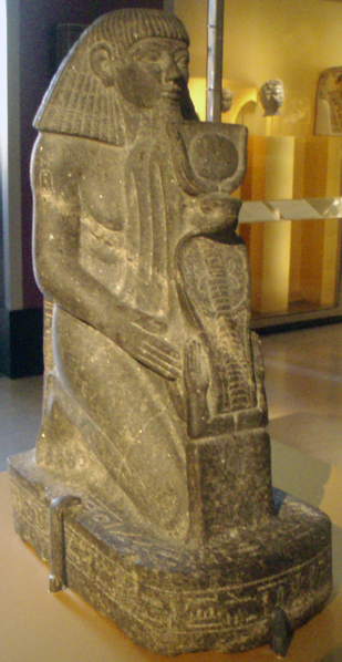 ملف:Senemut-KneelingStatue BrooklynMuseum.png