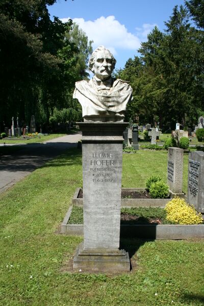 ملف:Stuttgart Pragfriedhof Ludwig Hofer.JPG