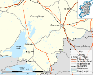 Map of the Lough Mask area of County Mayo, showing the location of Lough Mask House. The house is 6 كيلومتر (3.7 mi) southwest of Ballinrobe, and 6 km north of Cong; Claremorris is a further 22 كيلومتر (14 mi) north-east of Ballinrobe.
