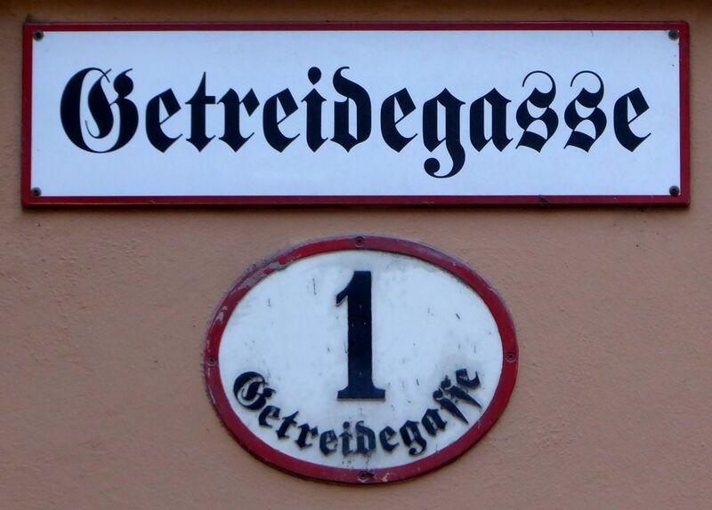 ملف:Salzburg, Straßenschild Getreidegasse, 1.jpeg