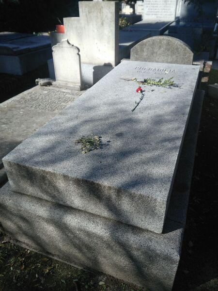 ملف:Tumba de Pío Baroja.jpg