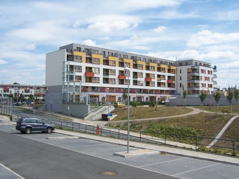 ملف:Uhříněves, Nové náměstí, 2.jpg