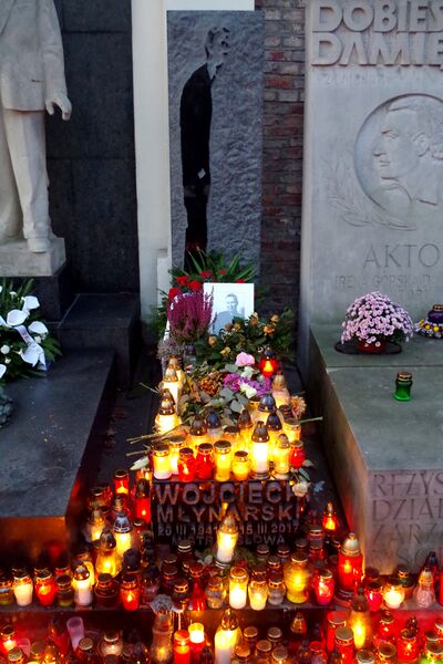 ملف:Wojciech Młynarski (grób) 02.jpg