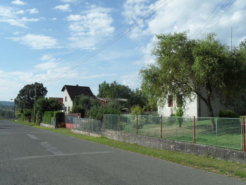 ملف:Veznikov A. DomyPodelHlavniSilnice.jpg