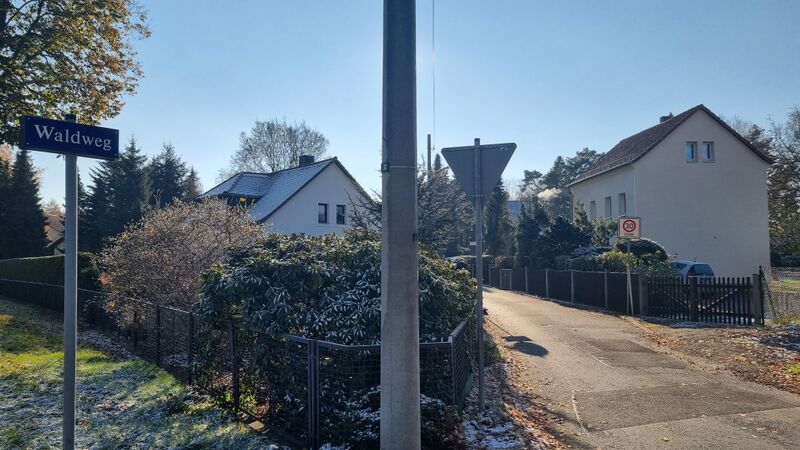 ملف:Waldweg (1).jpg