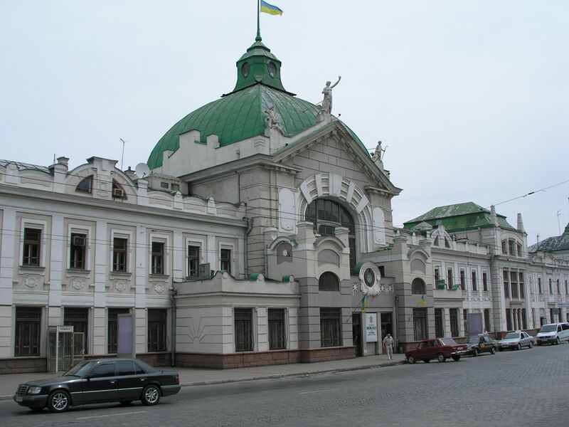 ملف:Chernivtsi Railroad Station.JPG