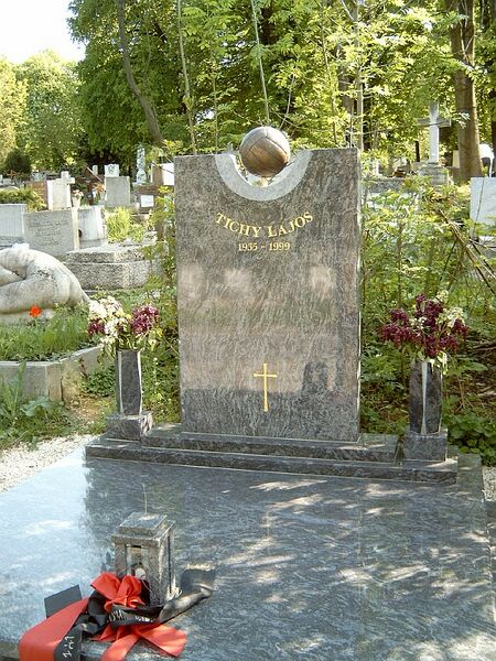 ملف:Tichy Lajos sírja.jpg