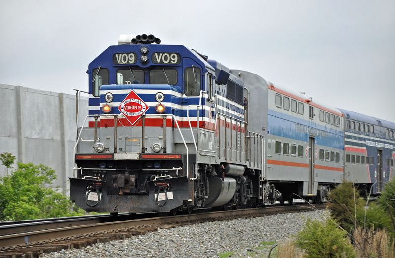 ملف:Virginia Railway Express train.jpg