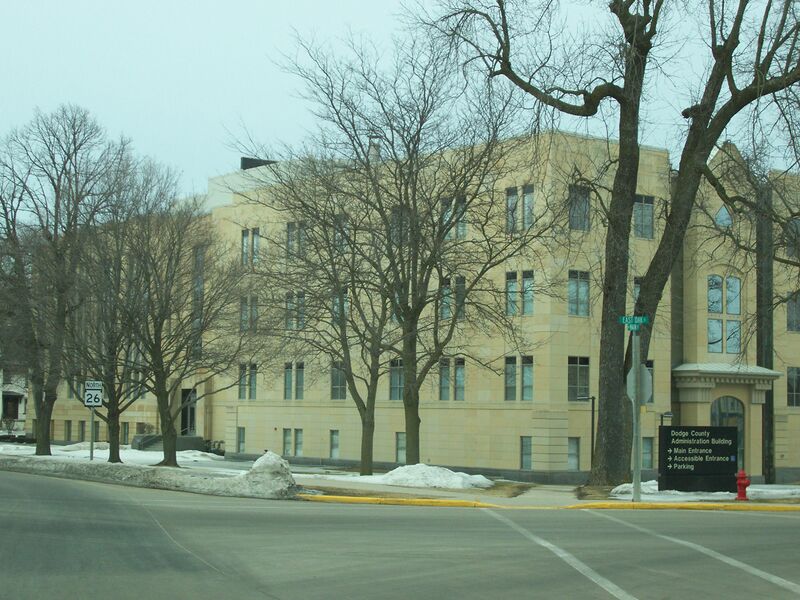 ملف:DodgeCountyWisconsinAdministrationBuilding.jpg
