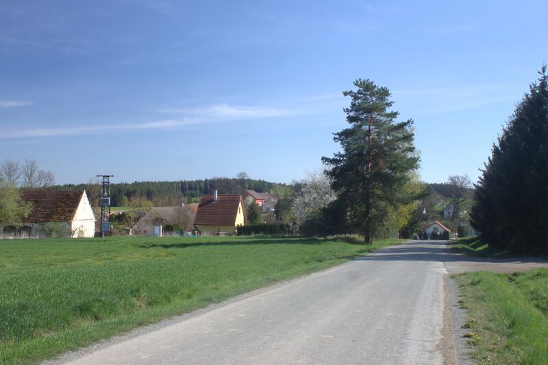 ملف:Jeníčkova Lhota, začátek obce.jpg