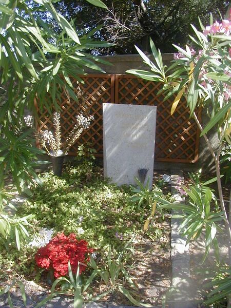 ملف:Ramatuelle Gérard Philipe tomb.JPG