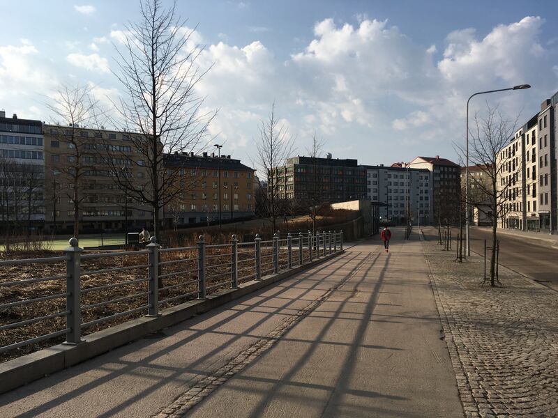 ملف:Sidewalk along park (44684604101).jpg