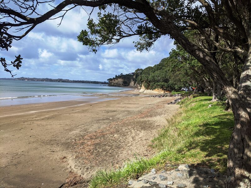 ملف:Ōtānerua-Hatfields Beach.jpg