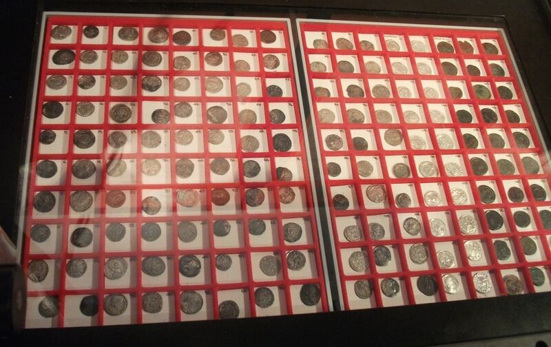 ملف:CoinCollectionBedfordMuseum.JPG