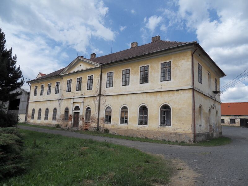 ملف:Hrad Nectiny zemedelsky dvur.JPG