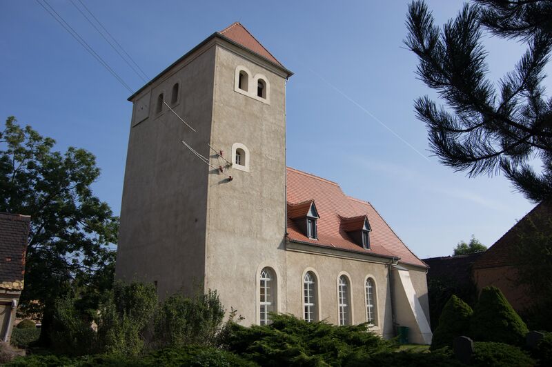 ملف:Kirche Großzöberitz Seite.jpg