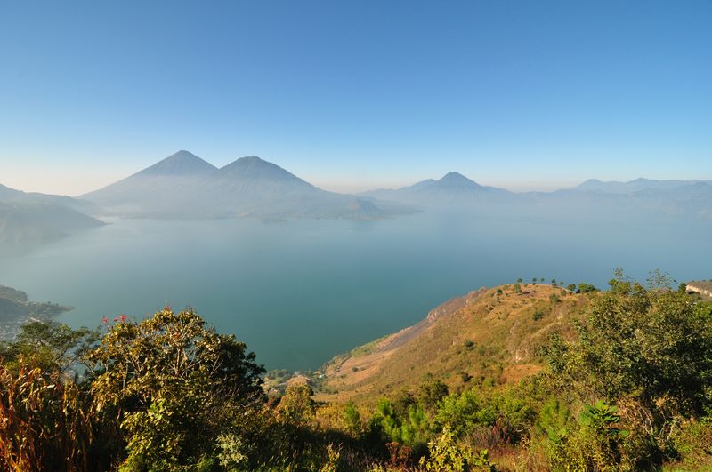 ملف:Lago de Atitlán 2009.JPG