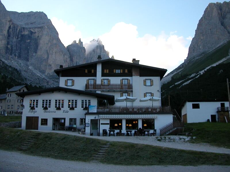 ملف:Rifugio Gardeccia 01.JPG