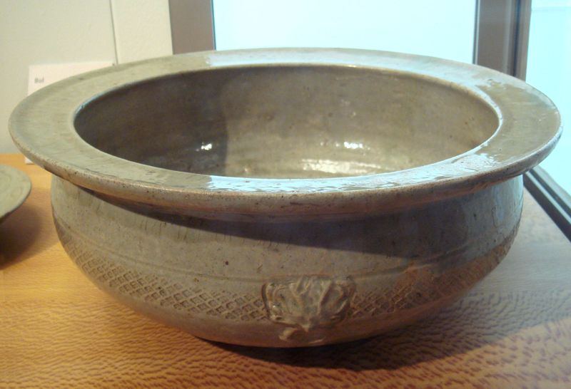 ملف:Yue ware with motif 3rd century Western Jin Zhejiang.jpg