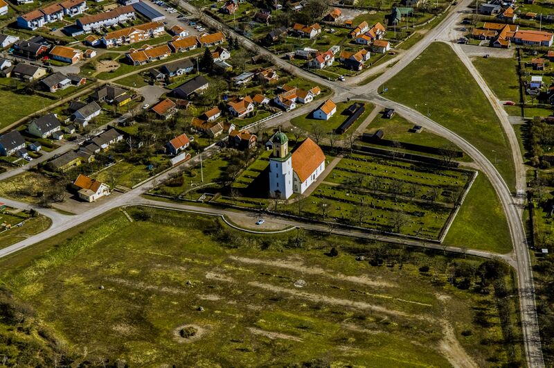 ملف:Algutsrums kyrka från luften.jpg