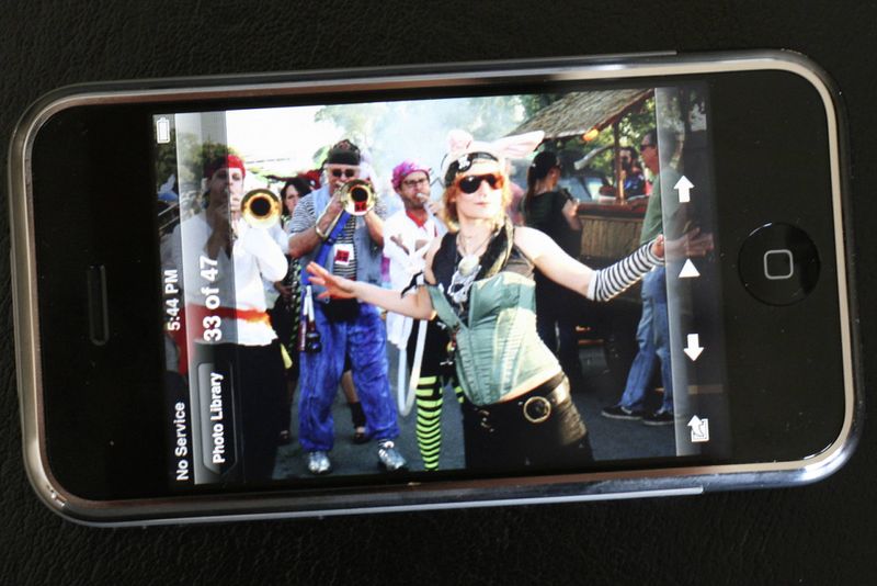 ملف:IPhone Image Viewer.jpg