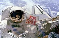 رائد الفضاء ديل گاردنر يمسك بلافتة "للبيع"