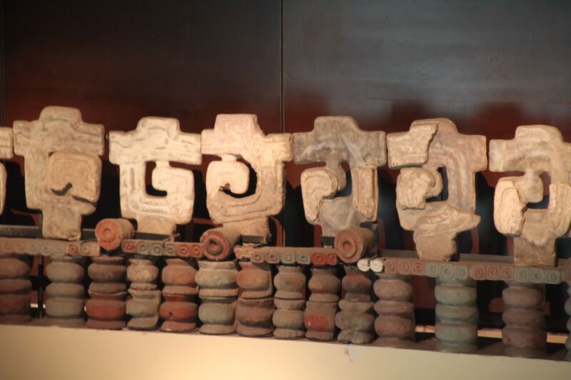 ملف:Toltec Stone Roof Ornaments.jpg