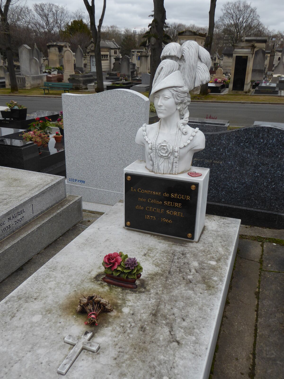 ملفTombe de Cécile Sorel, cimetière du Montparnasse (avec buste le 15