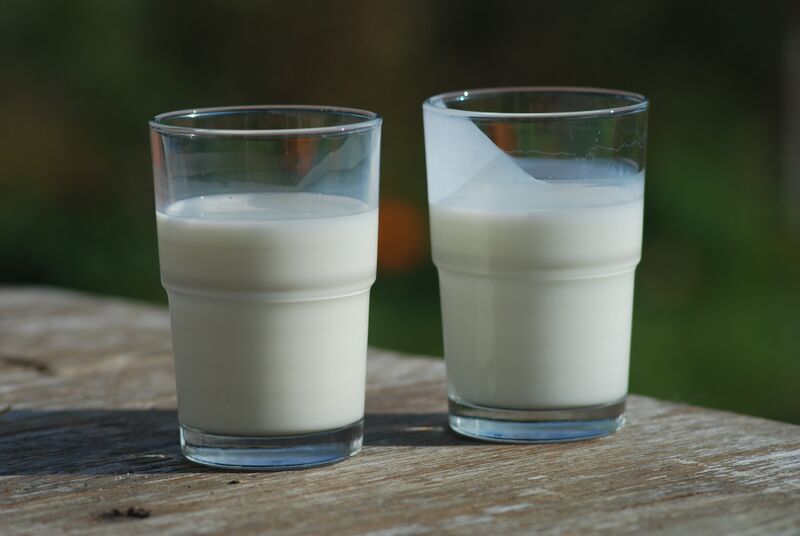 ملف:Buttermilk-(right)-and-Milk-(left).jpg