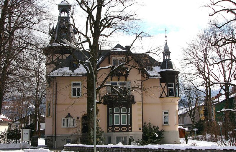 ملف:Schnitzschulstraße 17-19 Partenkirchen (cropped).JPG