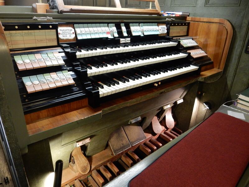 ملف:Spieltsch der Prabrahm-Orgel.jpg