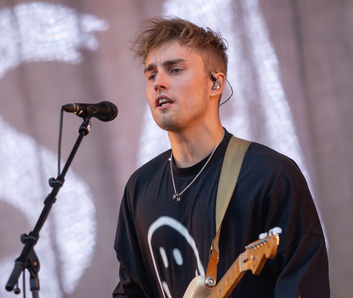 ملف:Sam Fender (2021).jpg