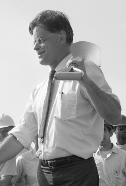 ملف:RobertWilsonFNAL (cropped).jpg