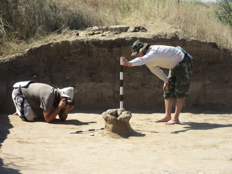 ملف:Archaeologists capturing the object.jpg