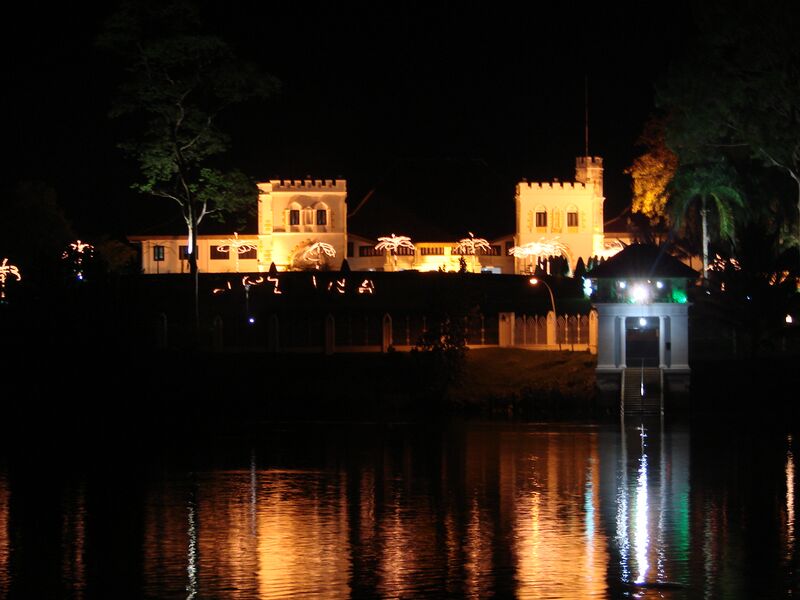 ملف:Astana Sarawak at night.jpg
