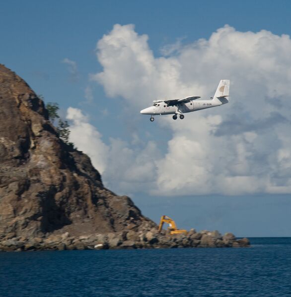 ملف:Plane Landing at Canouan.jpg