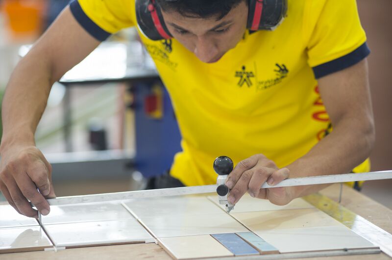 ملف:Строительная сфера облицовка плиткой.jpg