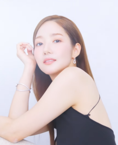 ملف:Park Minyoung 2022 2.png