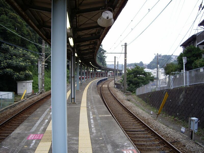 ملف:Uraga station platform.jpg
