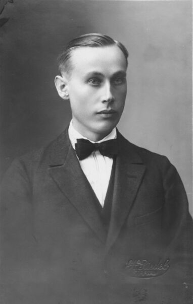 ملف:August Tammekann, 1930.jpg