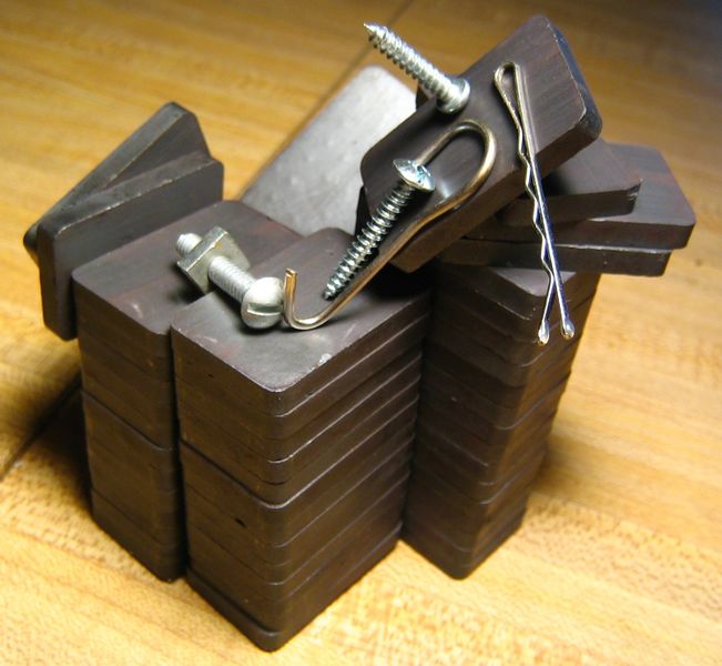 ملف:Ceramic magnets.jpg