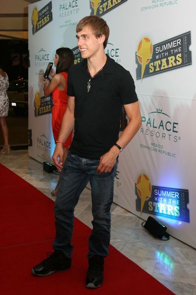 ملف:Cody Linley.jpg