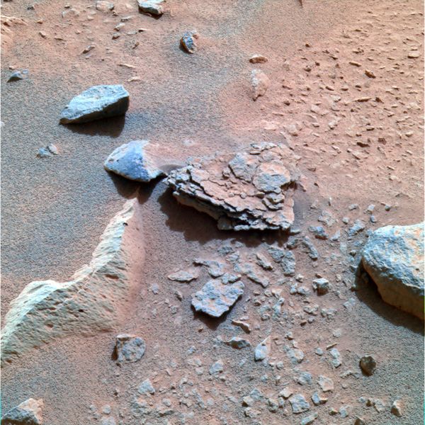 ملف:Mars rock Mimi by Spirit rover.jpg