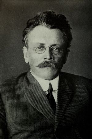 محرر صحيفة اشتراكي وروائي