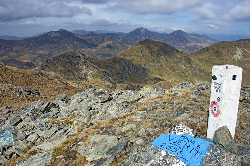 ملف:Watching from the peak.jpg