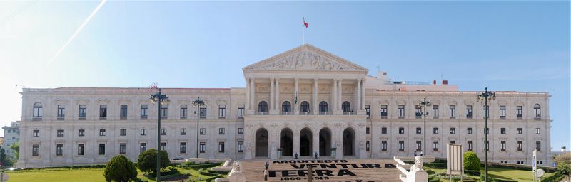 ملف:Parlamento April 2009-1a.jpg