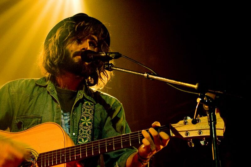 ملف:Angus Stone Playing Guitar.jpg