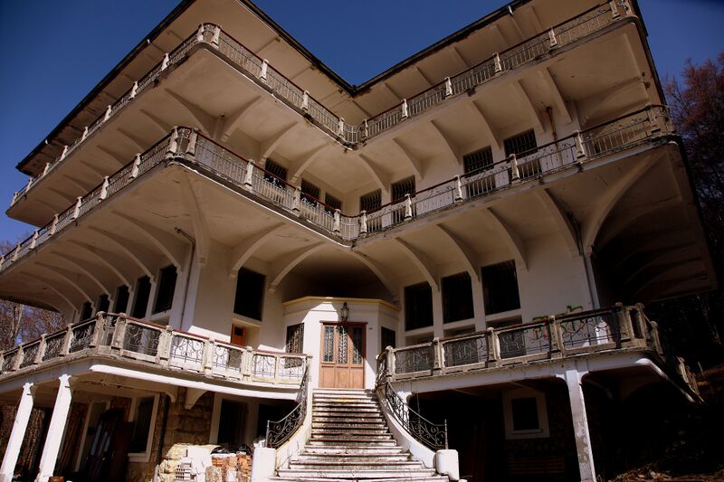 ملف:L'Abbaye Manoir de Haute-Roche.jpg