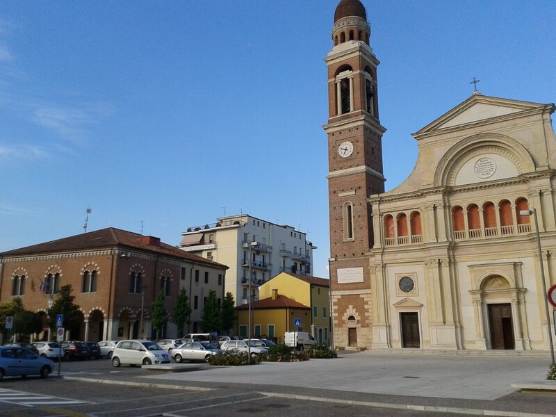 ملف:Piazza IV Novembre (2).jpg